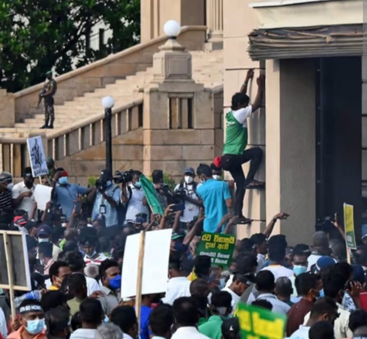 ரொட்டித் துண்டுக்கு அல்லாடிக் கொண்டிருகும் இன வெறி இலங்கை! ஏன் இந்த பஞ்சம் முழு விவரம்!!