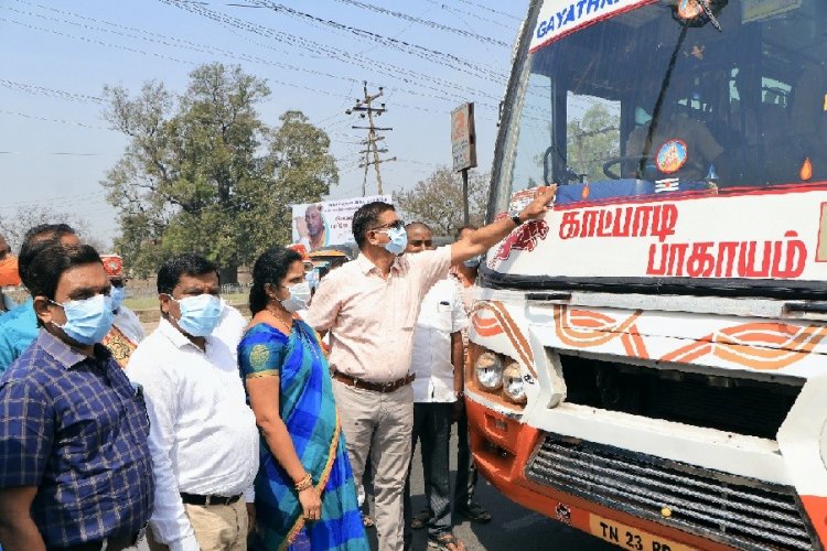 பஸ்ஸை நிறுத்திய வேலூர் கலெக்டர்! என்ன செய்தார் பாருங்க!