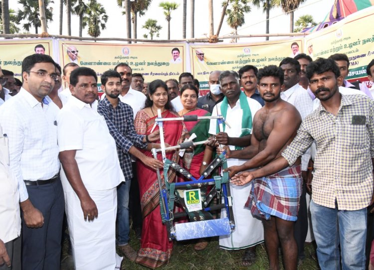 பனைமரம் ஏற நவீன கருவிகளை வழகிங்கிய எம்.பி கனிமொழி!