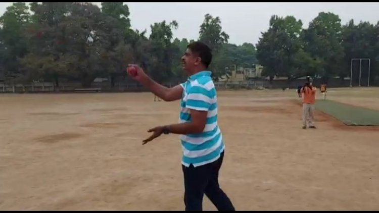 விக்கெட் எடுத்த கலெக்டர்...!