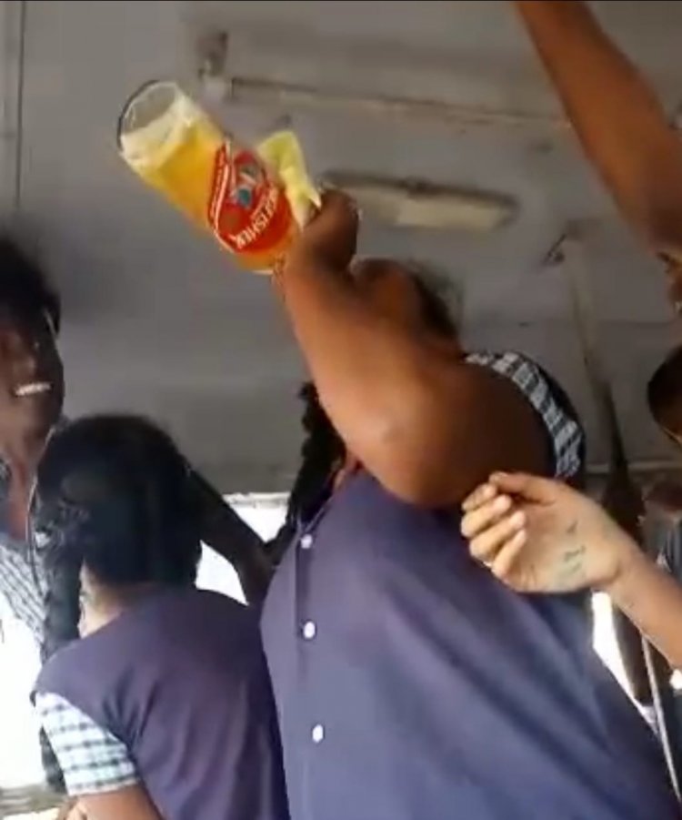   அரசு பேருந்தில் சரக்கடிக்கும் மாணவிகள்! கிங் பிரஷர் பீர் குடித்தால் வாசனை வராதாம்!
