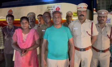 கவிழ்ந்த லாரியை மீட்ட கலெக்டர்!