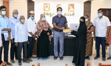 முஸ்லீம் பெண்களுக்கு நிதி கொடுத்த ஆட்சியர்!