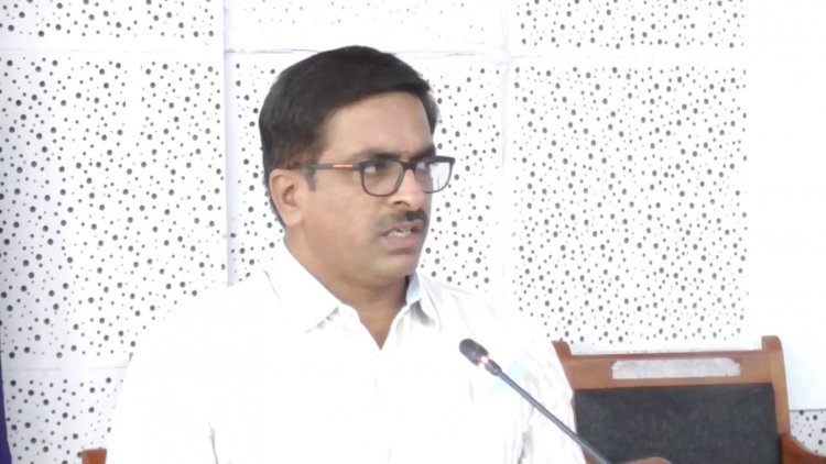 கலெக்டரிடம் வாங்கிக்கட்டிக்கொண்ட அலுவலர்கள்!