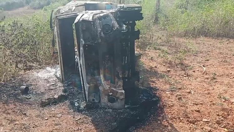 11 பேரை காவு வாங்கிய பிக்கப் வேன் எரிப்பு!