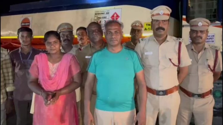 கவிழ்ந்த லாரியை மீட்ட கலெக்டர்!