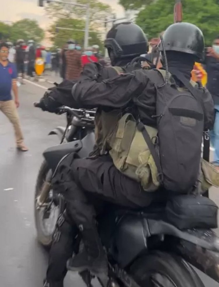 மோட்டார் பைக்கில் வந்து சென்ற ஆயுதம் ஏந்திய நபர்கள்:- இலங்கையில் பீதி!!