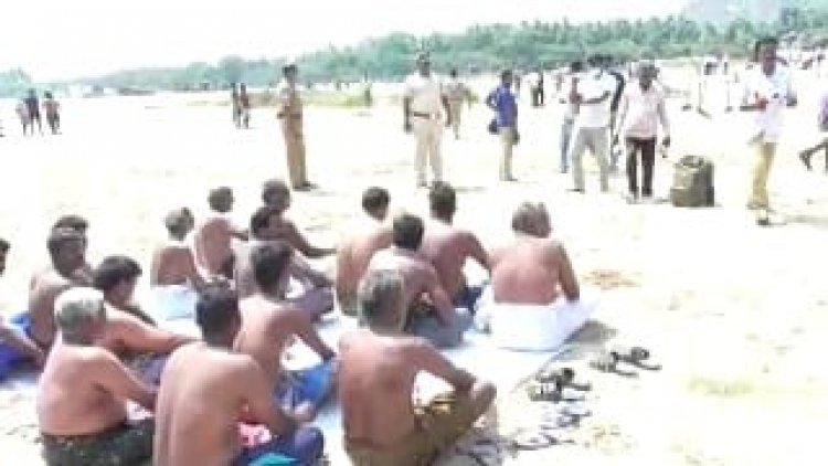 மணல் குவாரி அரசுக்கு சொந்தமா? தனியாருக்கு சொந்தமா? அரை நிர்வாண போராட்டம்!