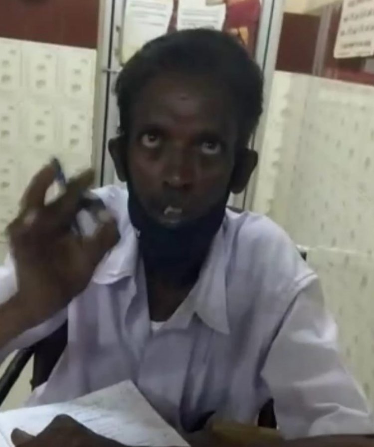 அரசு ஆஸ்பத்திரியில் சீட்டு போட ரூ.50! தற்காலிக ஊழியரின் பணி பறிப்பா?