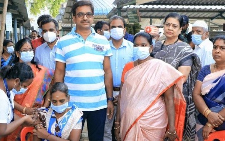 உழவர் சந்தையில் தடுப்பூசி முகாமை துவக்கிய ஆட்சியர்!