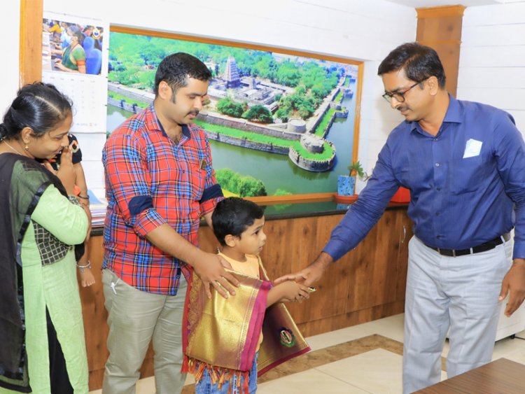 தேதியை சொல்லுங்க கிழமையை சொல்றேன்! குழந்தையை பார்த்து வியந்த கலெக்டர்!