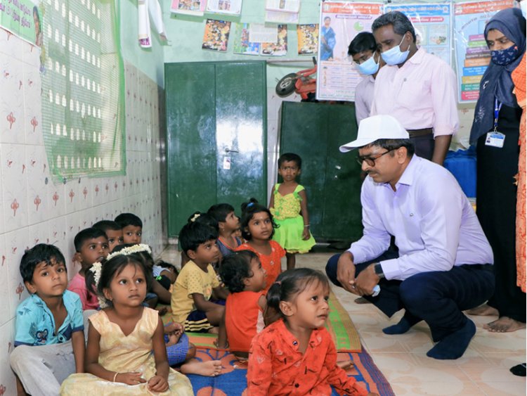 குழந்தைகளுடன் கொஞ்சிய வேலூர் கலெக்டர்!