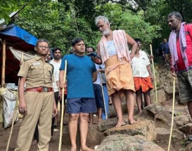 முண்டா பனியனுடன் மலையேறிய அமைச்சர் சேகர் பாபு!