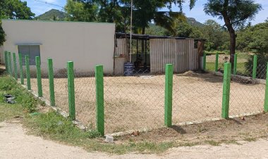 தனிநபர் வீட்டில் செயல்படும் அரசு தொடக்கப்பள்ளி:- கட்டிடம் இல்லாததால் பிரச்சனை!!