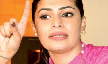 மார்பகங்கள் குறித்து பெருமை அடைவதாக முன்னாள் பெண் எம்.பி. பரபரப்பு பதிவு!