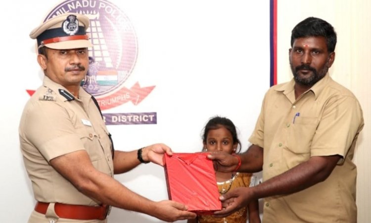 பயணி தவறவிட்ட 25 சவரன் நகையை உரியவரிடம் ஒப்படைத்த ஆட்டோ ஓட்டுனர்! எஸ்.பி. பாராட்டு!