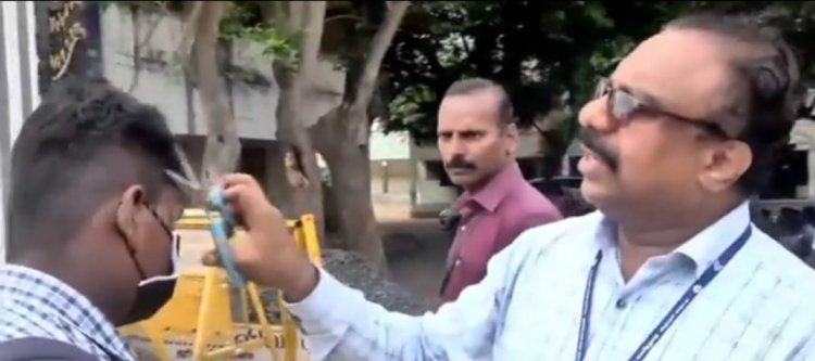 மாணவர்களுக்கு ஹேர்கட் செய்த தலைமையாசிரியர்!