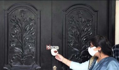 எம்.ஜி.ஆர். ஜானகி அம்மாள் மறைவிற்கு பின் மூன்றாவது முறையாக சீல்வைக்கப்பட்ட அதிமுக தலைமையகம்!