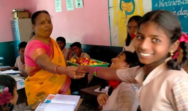 300-மாணாக்களுக்கு தரமான ஸ்வீட் தந்த ஆசிரியை! வாழ்த்திய பெற்றோர்!