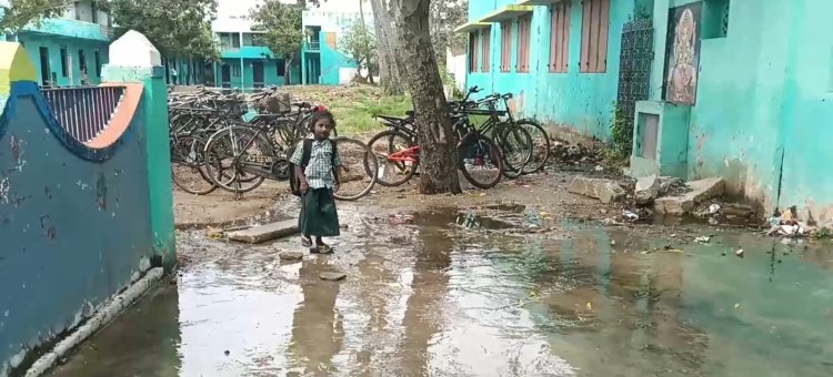 வகுப்பறைக்குள் மழைநீர் புகுந்ததால் பள்ளிக்கு மூன்று நாட்களுக்கு லீவ்!