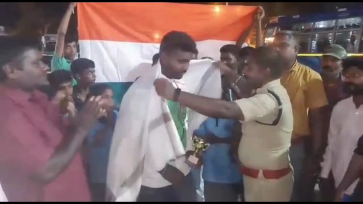 சிலம்பத்தில் தங்கம் வென்றவரை கிராம மக்கள் வரவேற்றனர்! டி.எஸ்.பி.செய்த மரியாதை-அதிகாரிகள்?!