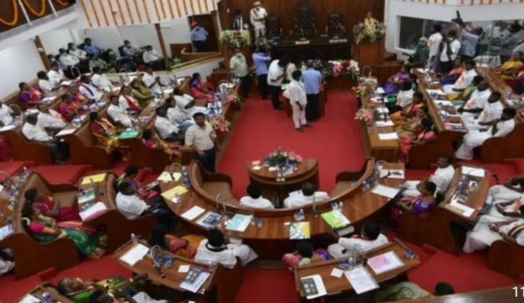 ஒட்டு போட்ட ஆண் சட்டை அணிந்து பெண்கவுன்சிலர் கலக்கல்!