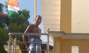 வெற்று உடம்பு -லுங்கி-தேசிய கொடியை பார்வையிட்ட ரங்கசாமி!