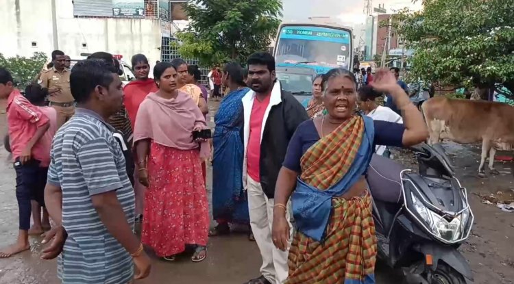 குடியிருப்பு பகுதியில் மனிதக்கழிவுகள்:- நகராட்சி ஊழியர்களை கண்டித்து மறியல்!