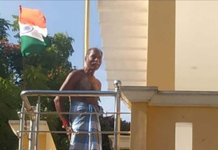வெற்று உடம்பு -லுங்கி-தேசிய கொடியை பார்வையிட்ட ரங்கசாமி!