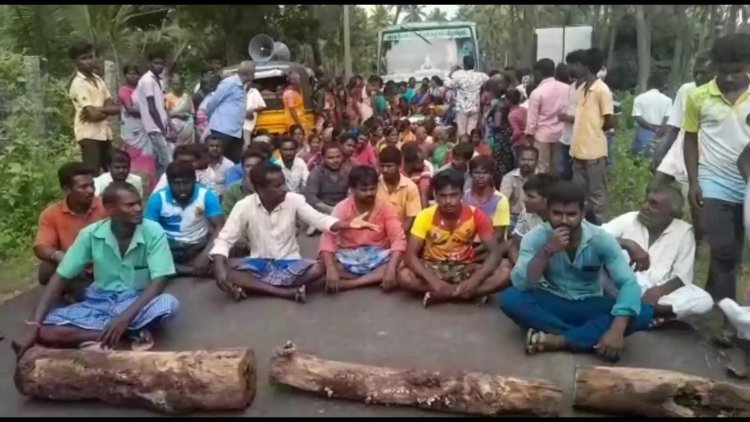 சுடுகாட்டையும் ஆட்டையை போட்ட மனிதர்!சாலைமறியல் பஸ் சிறைபிடிப்பு!!