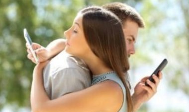 இளைஞர்களை சீரழிப்பது செல்போன் படங்களே! தமிழக அரசு உரிய வழிமுறைகளை வகுக்க வேண்டும்!நீதிமன்றம் உத்தரவு!!