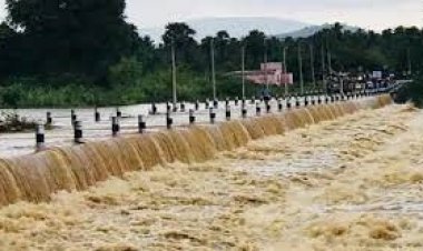 குடியிருப்பு பகுதிகளில் புகுந்த ஆற்று வெள்ளம்:-தரைபாலங்கள் தண்ணீரில் மூழ்கின!!