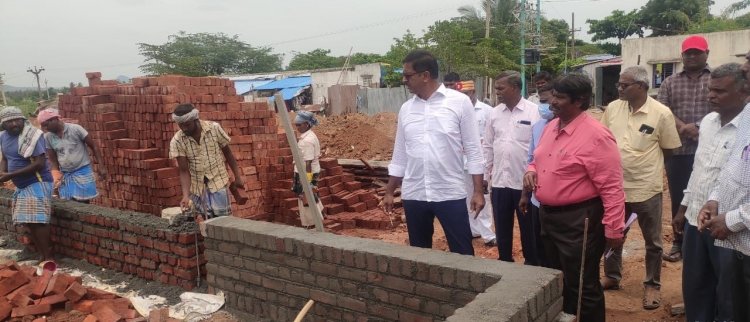 முகாம் வீடுகளை பார்வையிட்ட ஆட்சியர்!