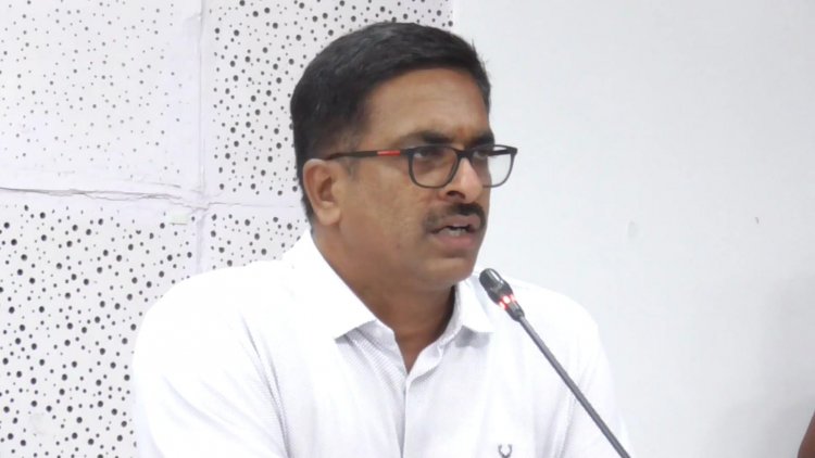 தமிழில் கோப்பு பார்க்கும் அலுவலருக்கு ஆட்சியர் தரும் பரிசு!