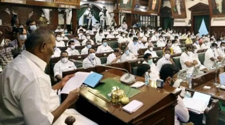 எடப்பாடி பழனிசாமி அருகில் ஓ.பன்னீர் செல்வம் அமர்ந்தார்! சட்டசபையில் அமளி!