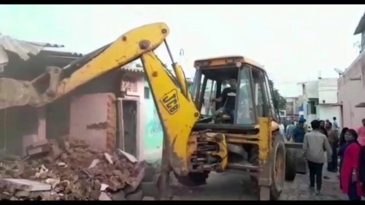 மாமியார் உடைத்தால் மண்சட்டி! மருமகள் உடைத்தால் பொன்சட்டியா!