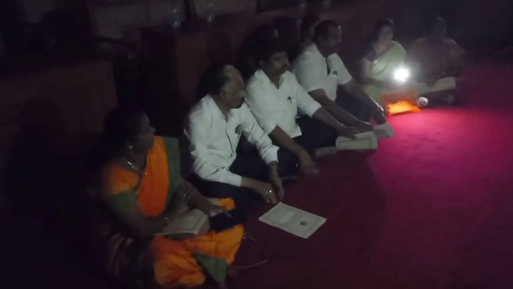 அமர்க்கலம் போங்க:- விளக்கை அனைத்து விரட்டிய மாநகராட்சி ஊழியர்கள்!