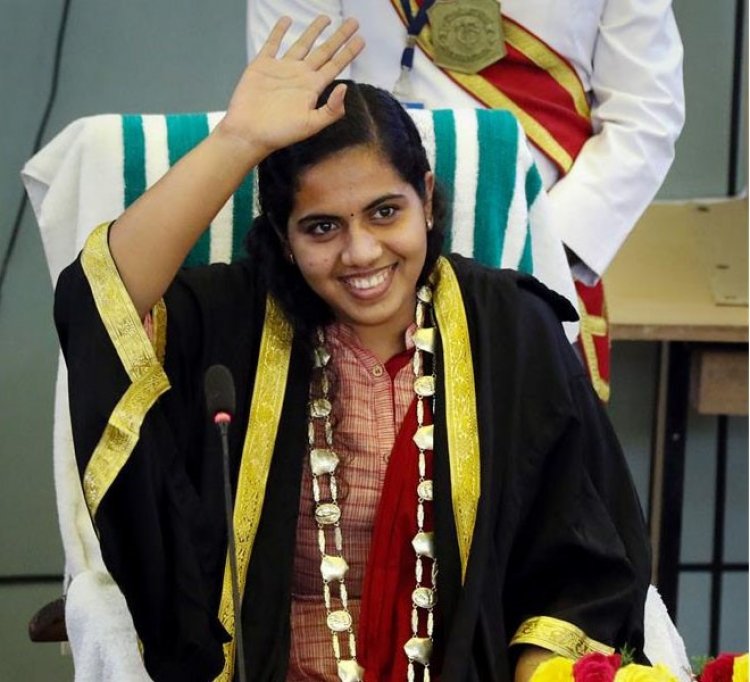 இளம் பெண் மேயரை அவரது அறைக்குள் பூட்டி பந்தோபஸ்த்!