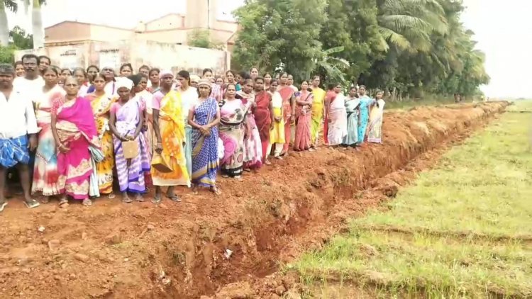 அரசு கொடுத்த நிலங்களை ஆட்டையை போட்ட நிலச்சுவாந்தார்! மீட்டுதரக்கோரி மக்கள் போராட்டம்!