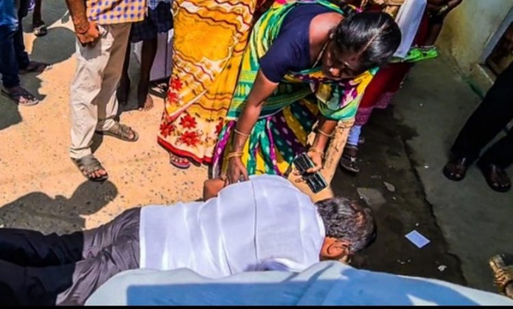 டாஸ்மாக் ஊழியர்களின் காலில் விழுந்து கெஞ்சிய எம் .எல். ஏ.!