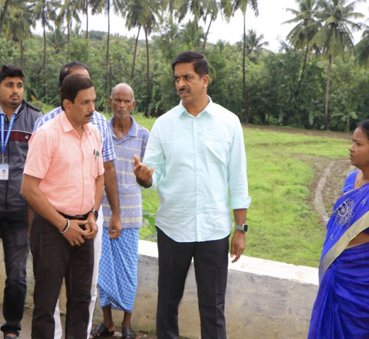 ஏரி கால்வாய் ஆக்கிமிப்புகளை அகற்றுங்க! இல்லையென்றால் காவல்துறையில் புகார்! ஆட்சியர் அதிரடி !