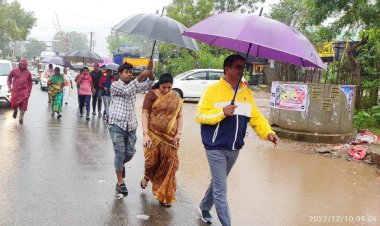 மேயருக்கு குடைபிடிக்க ஒரு ஆள்!