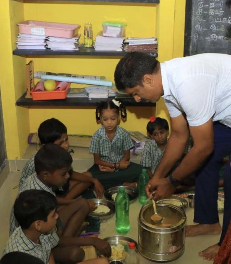 பள்ளிக்கூடத்தில் துடப்பம் கூட இல்லையா?கடுப்பான ஆட்சியர்!