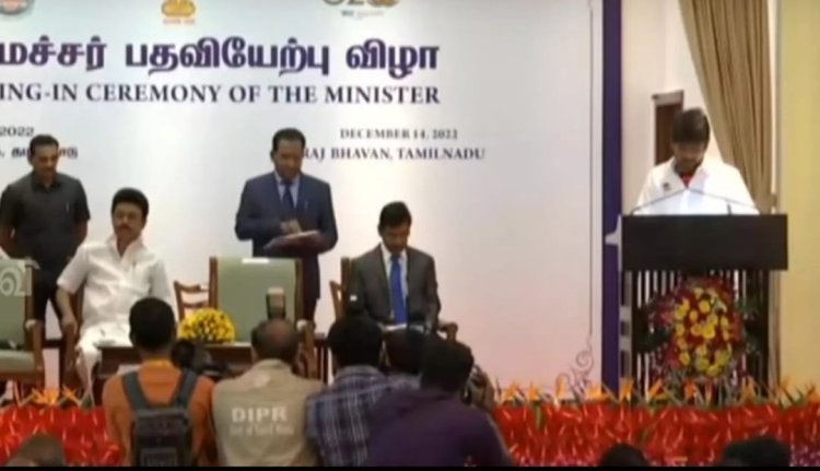 உதயநிதிக்கு ஆளுநர் ஆர்.என்.ரவி, பதவிப் பிரமாணம் செய்து வைத்தார்!