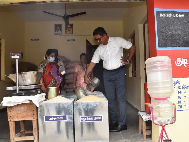 ரேஷன் கடையில் திடீர் சோதனை நடத்திய கலெக்டர்!