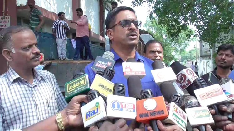 திருட்டு மணல் பதுக்கல் குடோனாக மாறிய அரசு பள்ளிக்கூடம்! ஆட்சியர் நடவடிக்கை!