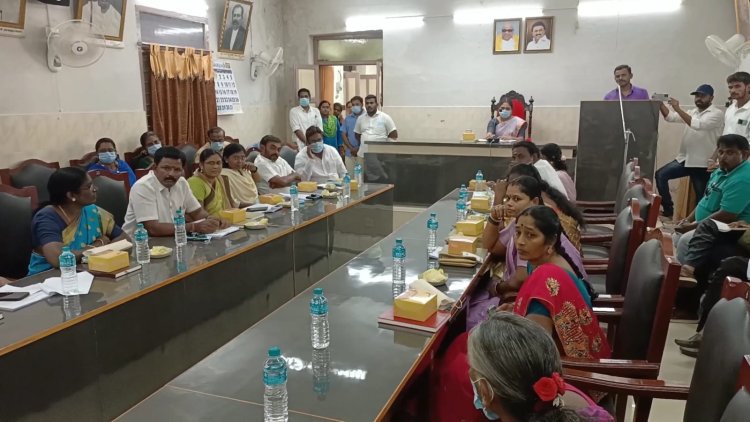 சந்தன மாவட்டத்தில் காண்டாமிருக சைஸ் பன்றிகள்!