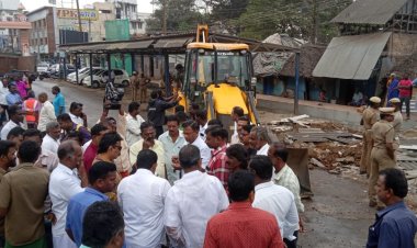 கார் ஸ்டேண்டை அகற்றிய அதிகாரிகள்!