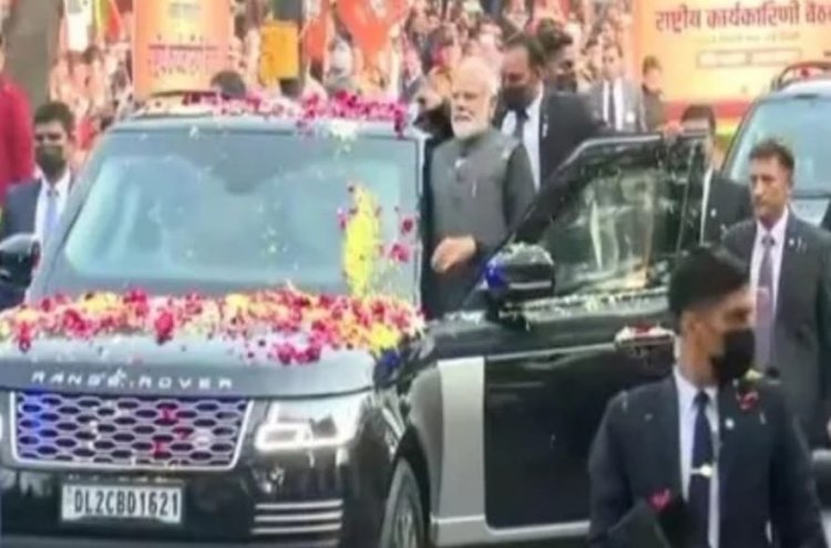 “கட்சி நிகழ்ச்சிக்கு ரோடு ஷோ” காட்டிய மோடி!