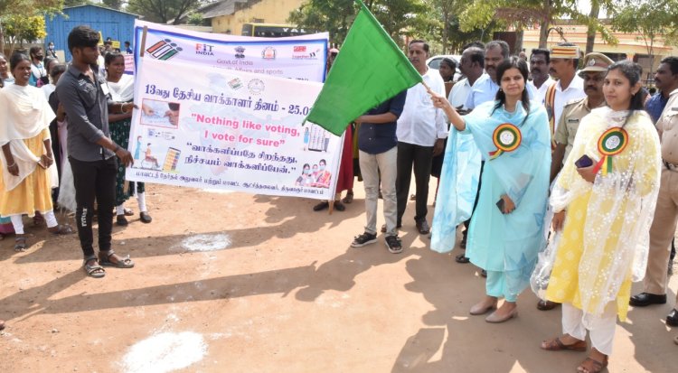 ஜனநாயக கடமையாற்ற அழைக்கிறார் ஆட்சியர் காயத்ரி!